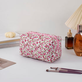 Trousse de maquillage HHQQWZ posée sur une table avec des pinceaux de maquillage