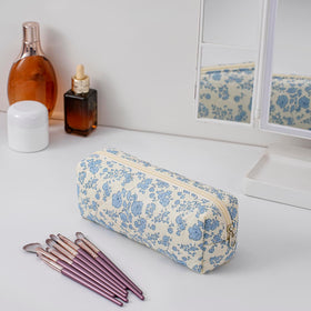 Trousse de maquillage HHQQWZ sur une table avec des fleurs
