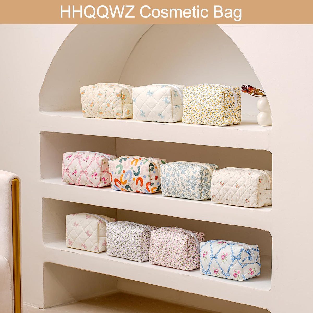 Trousse de maquillage HHQQWZ sur une table avec des produits de beauté