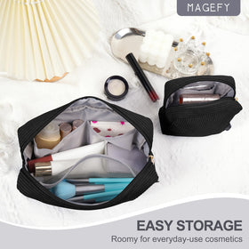 Trousse de maquillage MAGEFY noire posée sur un bureau, pleine de cosmétiques