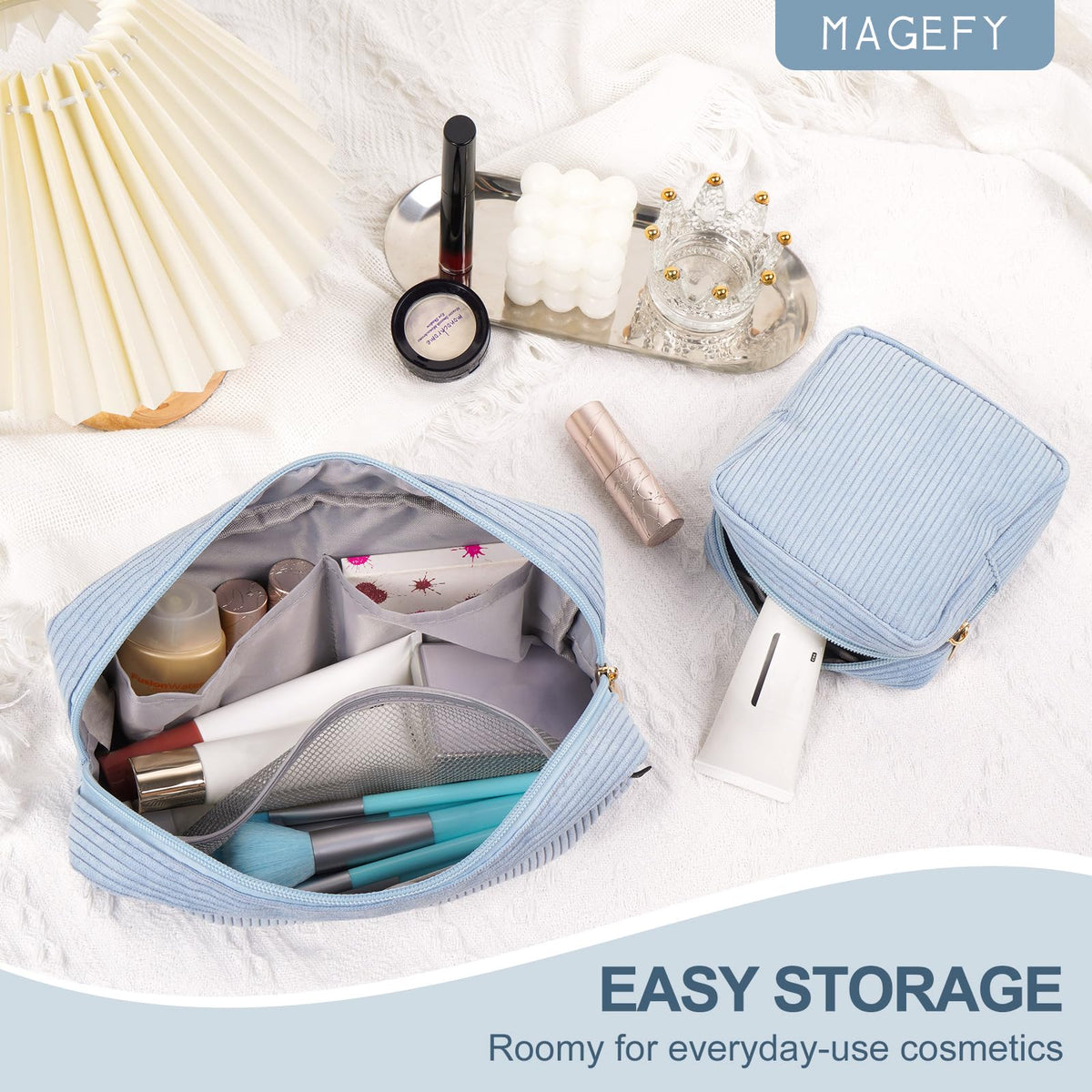 Trousse de maquillage MAGEFY petite taille à côté d'un sac à main