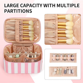 Trousse de maquillage OCHEAL à côté d'autres accessoires de beauté