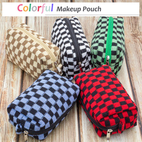 Trousse de maquillage PAZIMIIK à carreaux sur une table avec accessoires