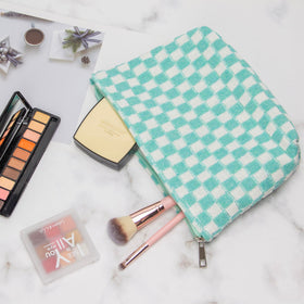 Trousse de maquillage PAZIMIIK à côté d'autres accessoires de beauté