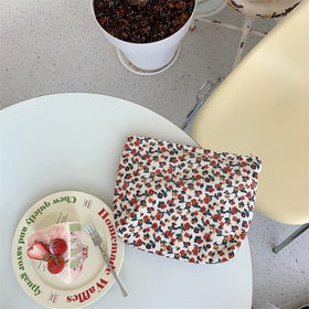 Trousse de maquillage PAZIMIIK à côté de produits cosmétiques