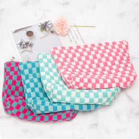Trousse de maquillage PAZIMIIK avec des mains tenant le produit