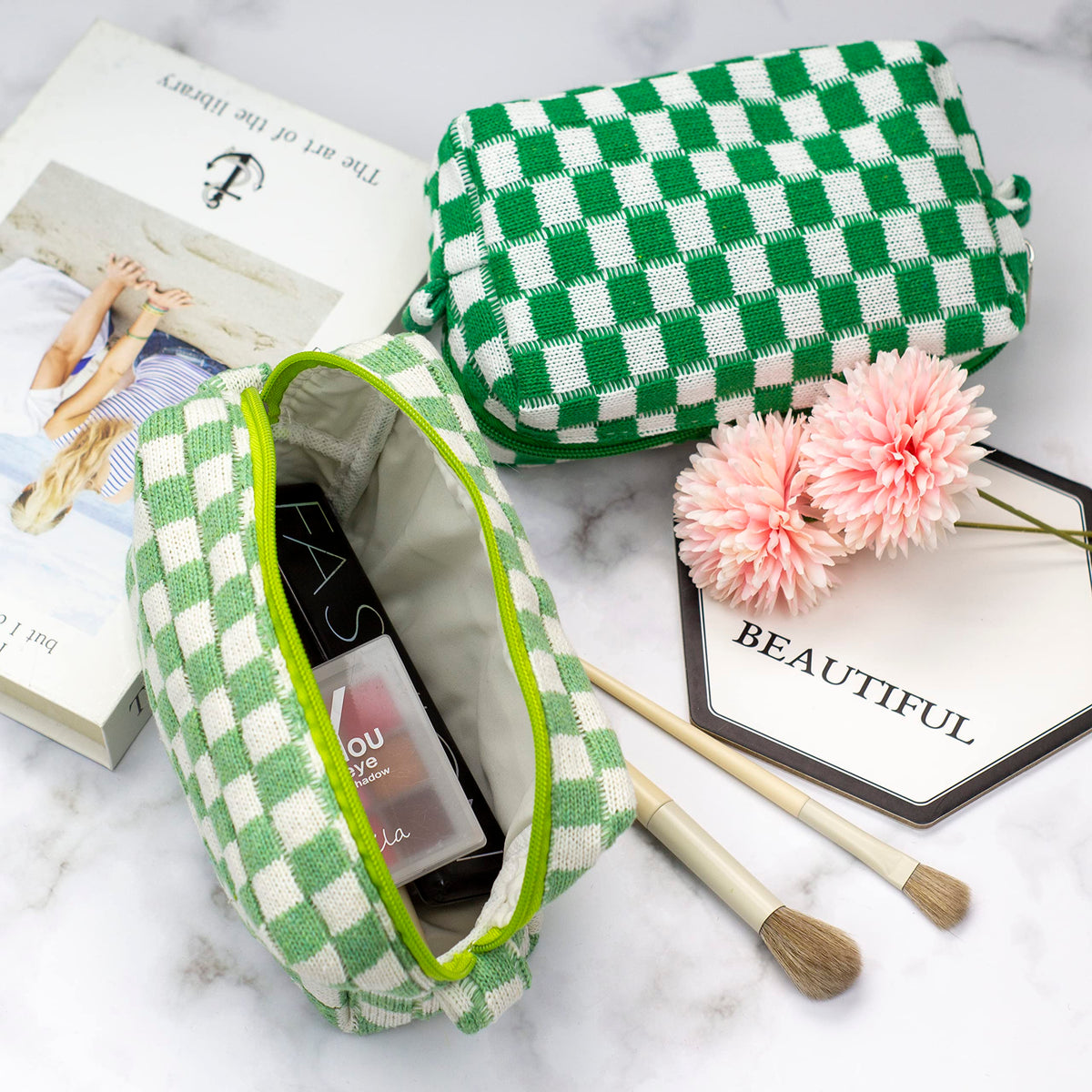 Trousse de maquillage PAZIMIIK avec motif à carreaux sur fond blanc