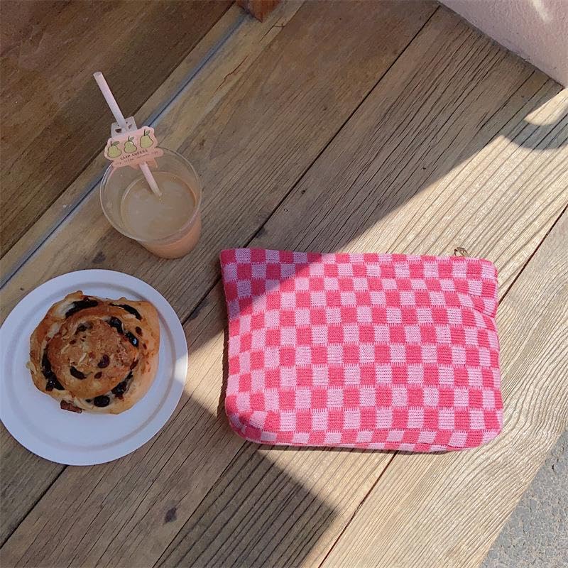 Trousse de maquillage PAZIMIIK en position verticale sur une table