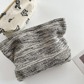 Trousse de maquillage PAZIMIIK mise en scène avec des produits de beauté