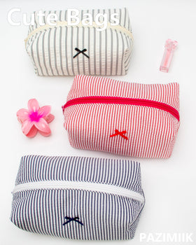 Trousse de maquillage PAZIMIIK portée dans un sac à main