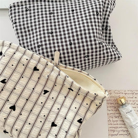 Trousse de maquillage PAZIMIIK sur un bureau