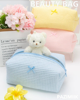 Trousse de maquillage PAZIMIIK sur une table avec accessoires