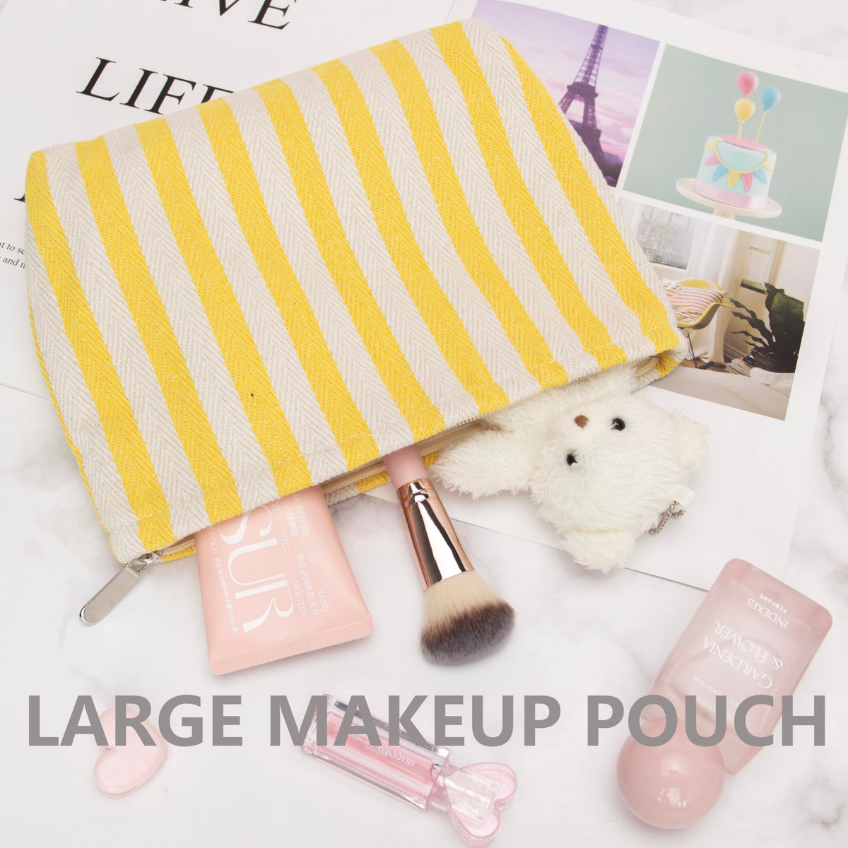 Trousse de maquillage PAZIMIIK sur une table avec des accessoires