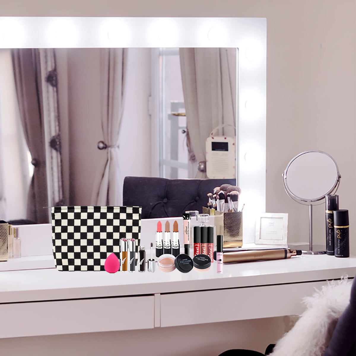 Trousse de maquillage PAZIMIIK sur une table avec des accessoires de beauté