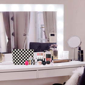 Trousse de maquillage PAZIMIIK sur une table avec des accessoires de beauté