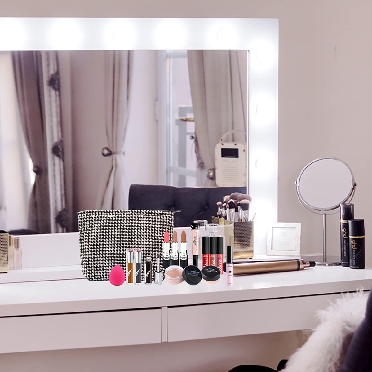 Trousse de maquillage PAZIMIIK sur une table avec divers articles de beauté