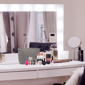 Trousse de maquillage PAZIMIIK sur une table avec divers articles de beauté