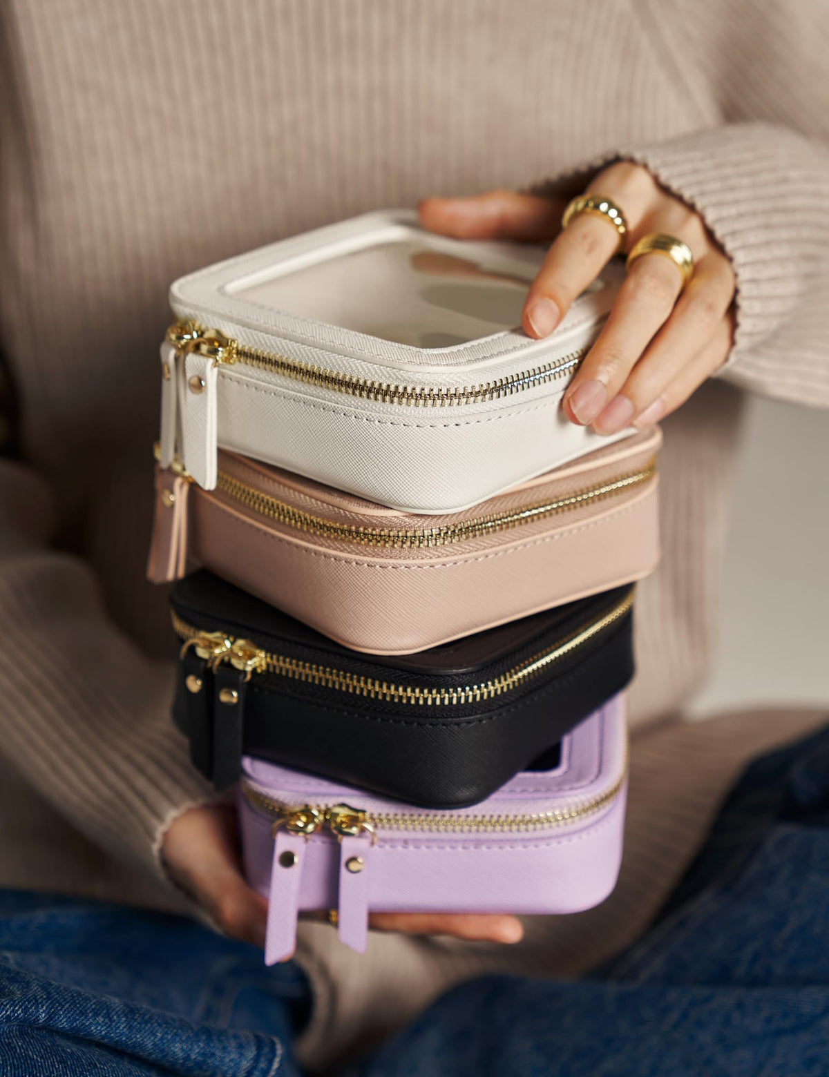 Trousse de maquillage Popvibe dans un environnement de voyage