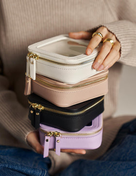 Trousse de maquillage Popvibe dans un environnement de voyage