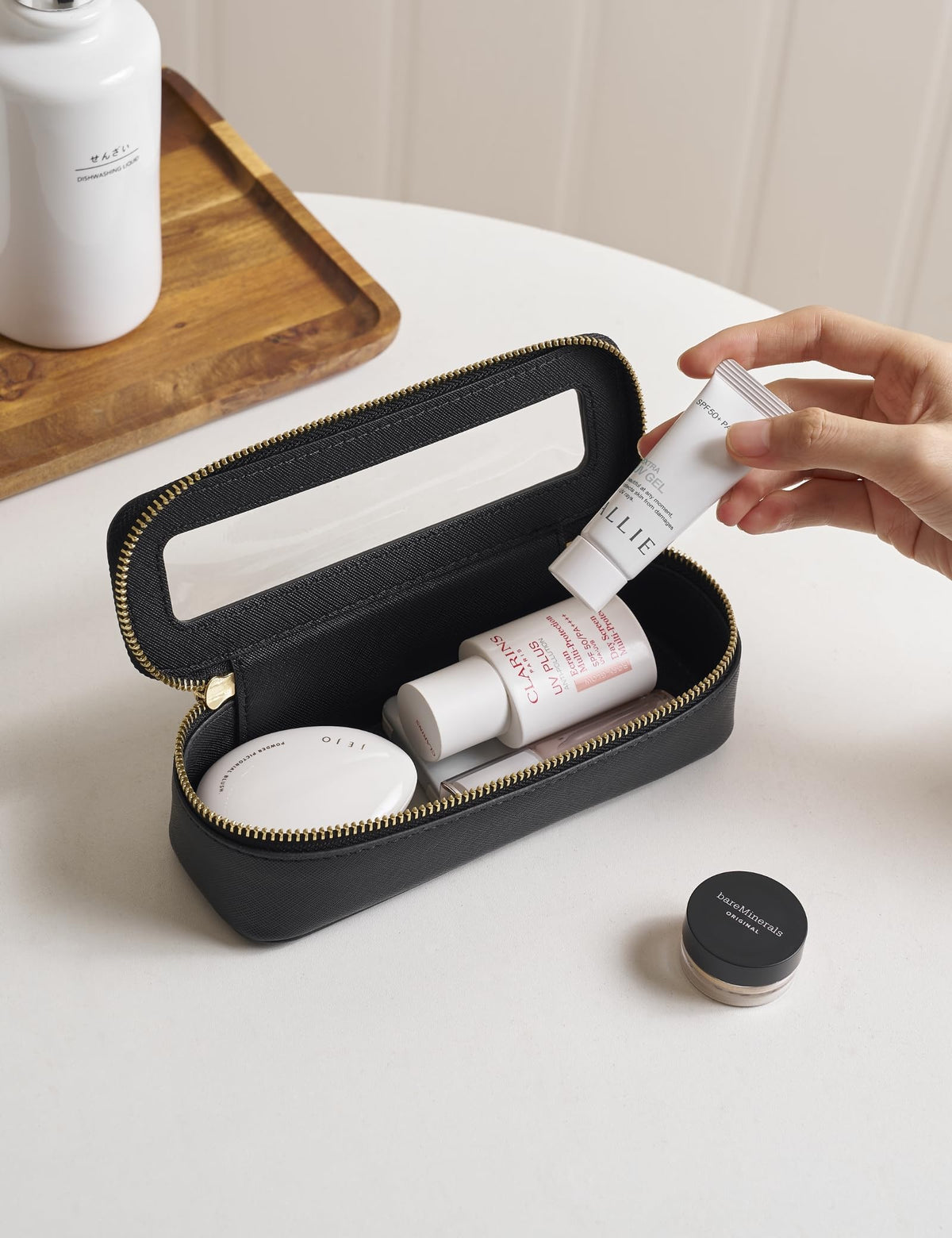 Trousse de maquillage Popvibe ouverte avec produits cosmétiques à l'intérieur