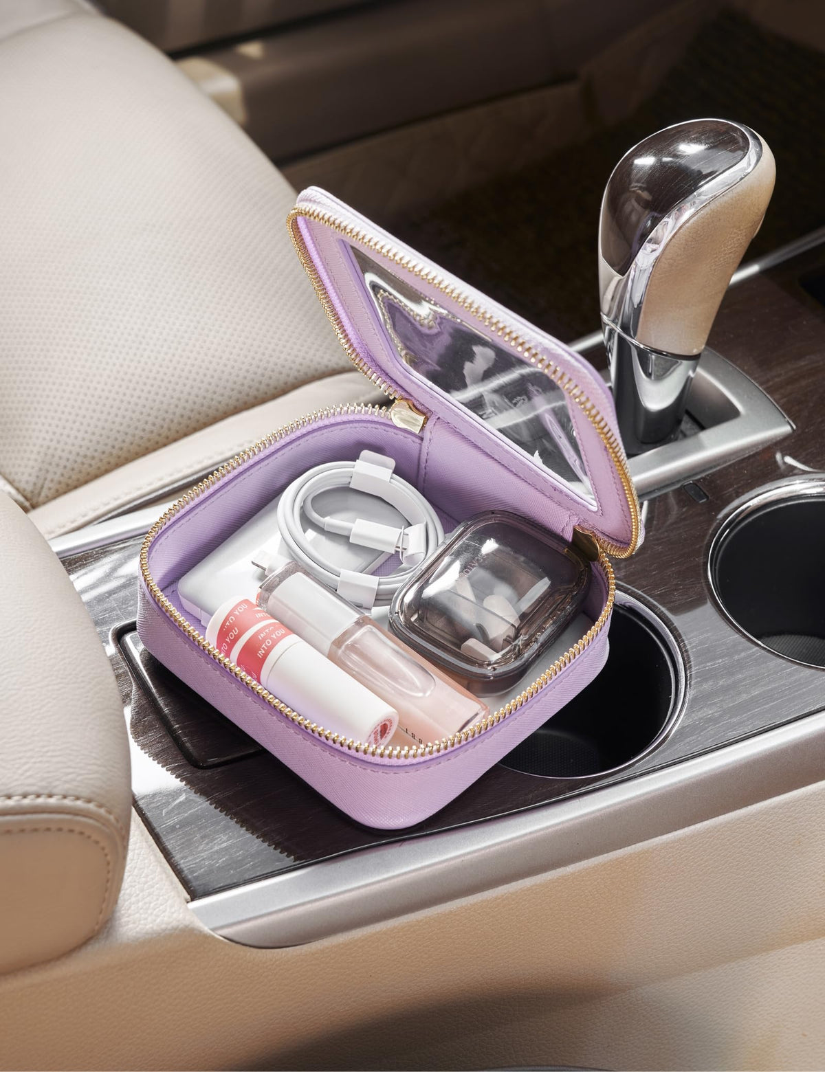 Trousse de maquillage Popvibe posée sur une table avec des accessoires de beauté