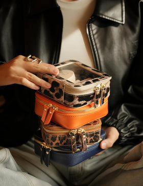 Trousse de maquillage Popvibe sur un fond neutre