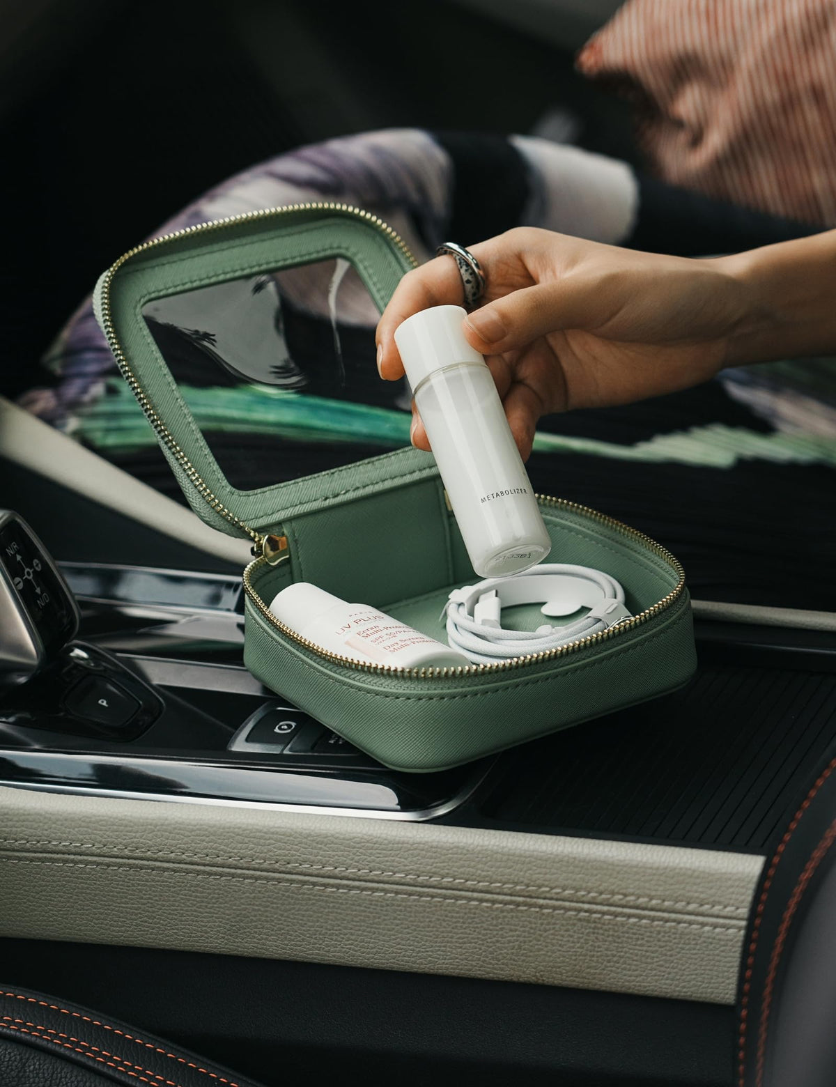 Trousse de maquillage Popvibe sur une table