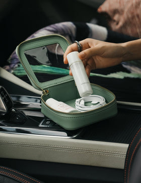 Trousse de maquillage Popvibe sur une table