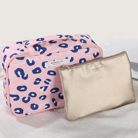 Trousse de maquillage Queboom en situation de voyage