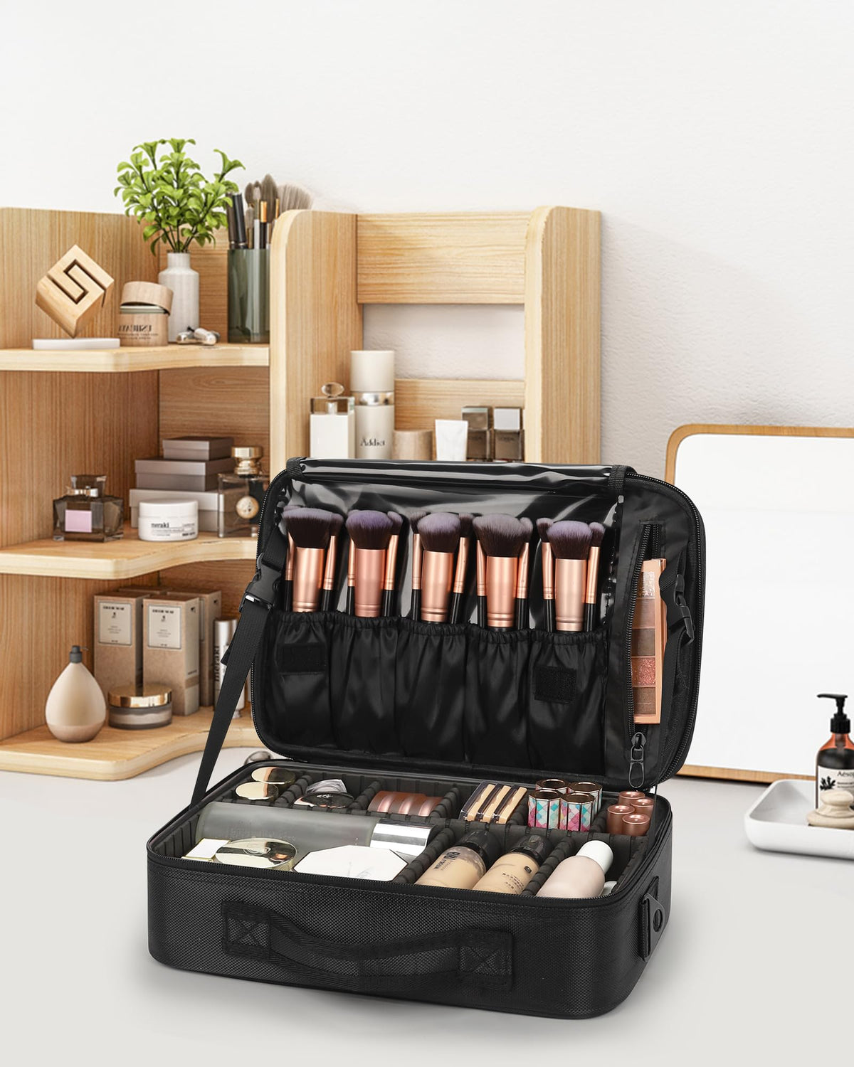 Trousse de maquillage Relavel à côté d'autres accessoires de beauté