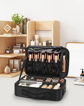 Trousse de maquillage Relavel à côté d'autres accessoires de beauté