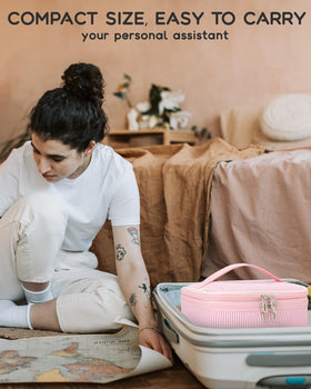 Trousse de maquillage Relavel posée sur une valise