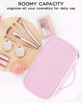 Trousse de maquillage Relavel sur une table avec des cosmétiques
