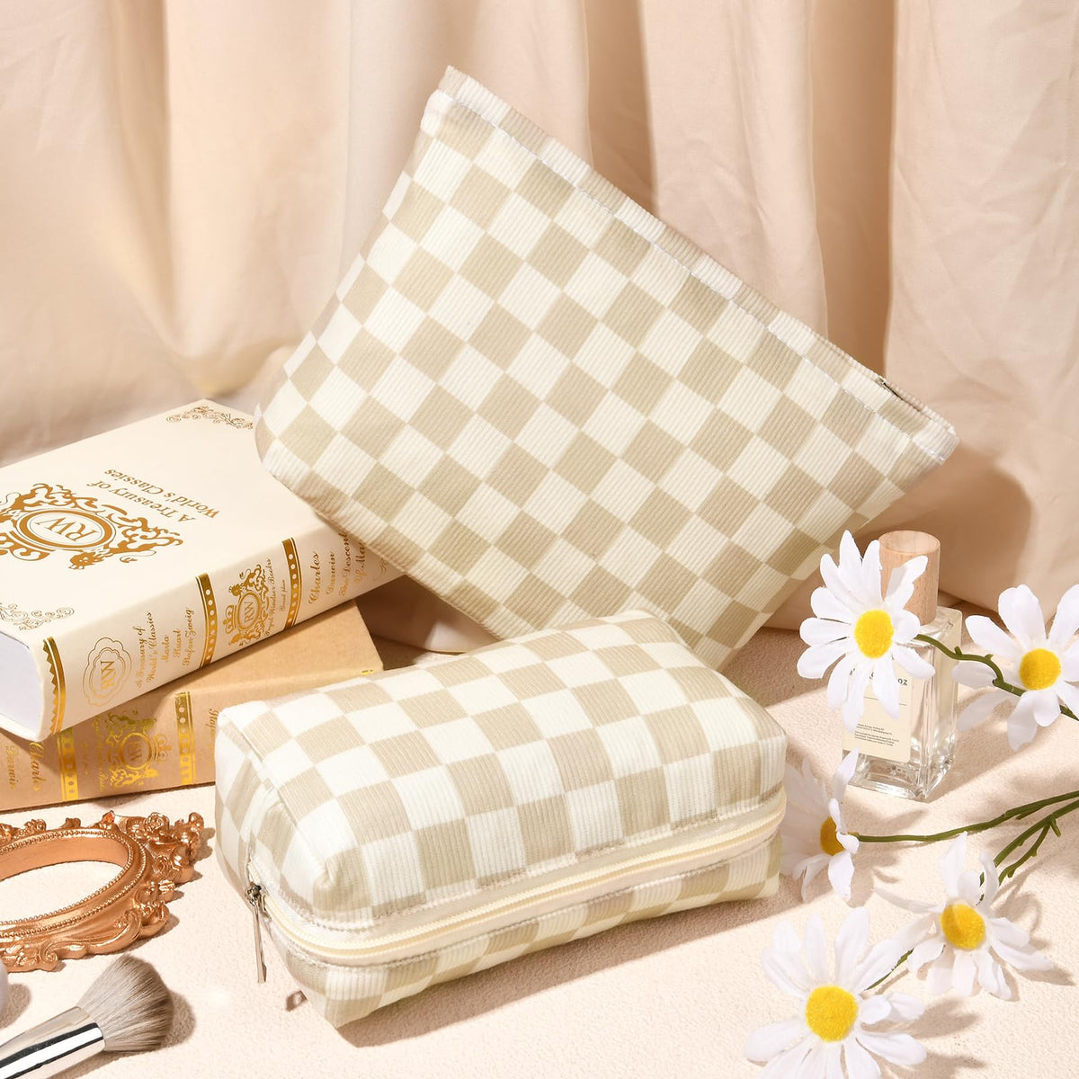 Trousse de maquillage SOIDRAM avec divers produits de beauté