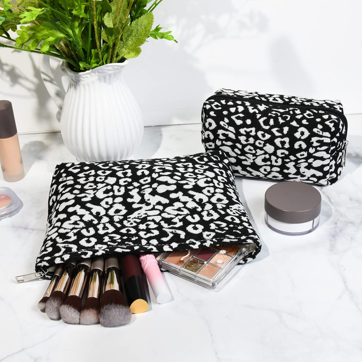 Trousse de maquillage SOIDRAM dans une valise, prête pour le voyage