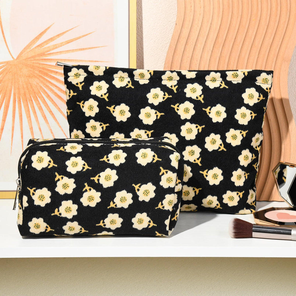 Trousse de maquillage SOIDRAM en voyage, posée sur une valise