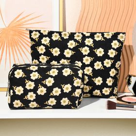 Trousse de maquillage SOIDRAM en voyage, posée sur une valise