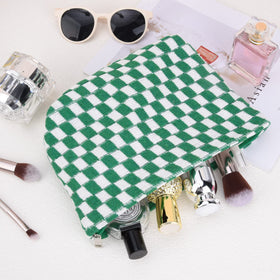 Trousse de maquillage SOIDRAM en voyage sur une table
