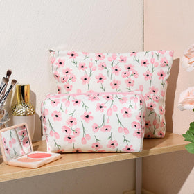 Trousse de maquillage SOIDRAM rose sur une table