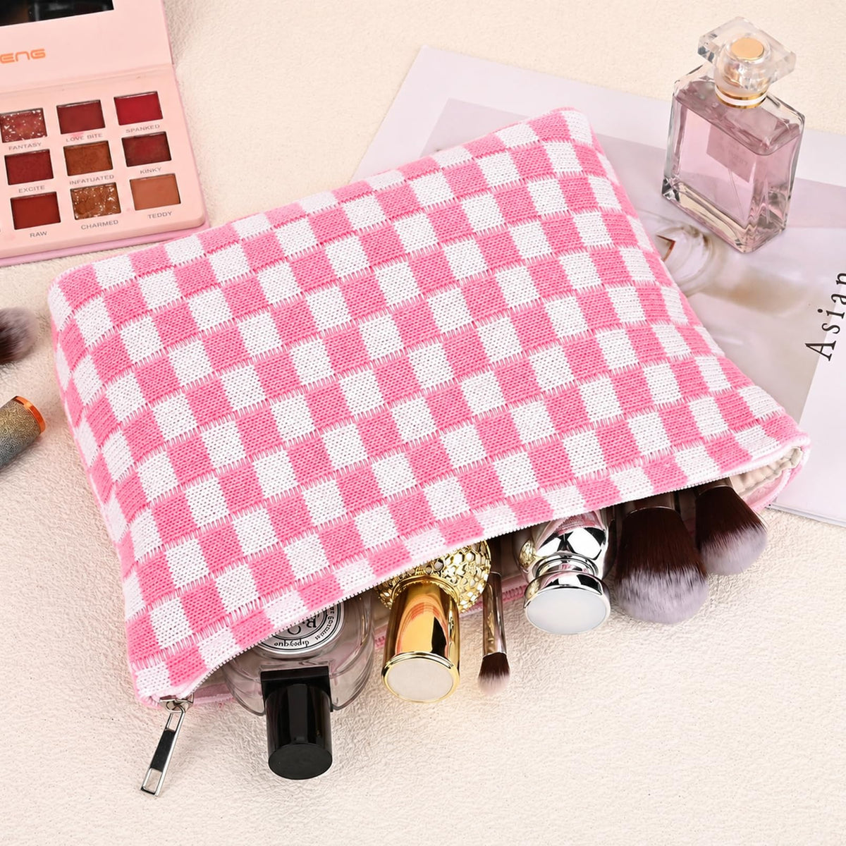 Trousse de maquillage SOIDRAM sur un fond esthétique