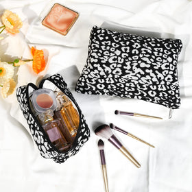 Trousse de maquillage SOIDRAM sur une table avec pinceaux et cosmétiques