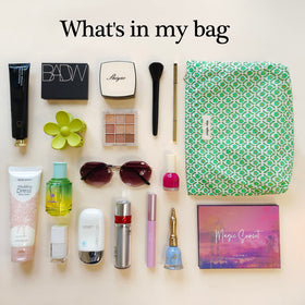 Trousse de maquillage STARDW avec motif floral sur une surface blanche