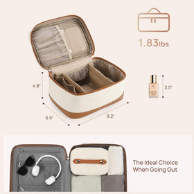 Trousse de maquillage Telena placée dans un sac de voyage