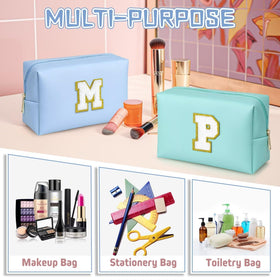 Trousse de maquillage TOPEAST posée sur une table avec des accessoires de beauté