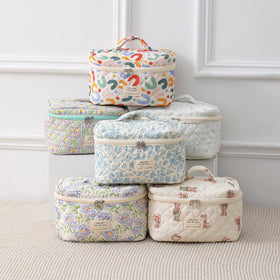Trousse de maquillage uekeboag avec accessoire de beauté à côté