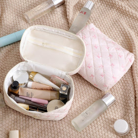 Trousse de maquillage uekeboag montrant des produits de beauté à l'intérieur