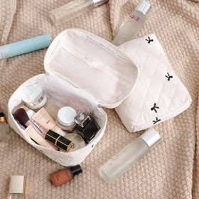 Trousse de maquillage uekeboag placée sur une table avec des cosmétiques