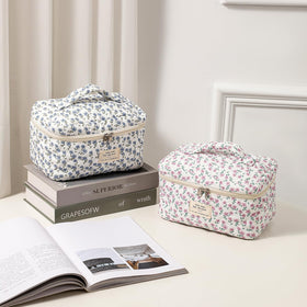 Trousse de maquillage uekeboag pliée dans une valise
