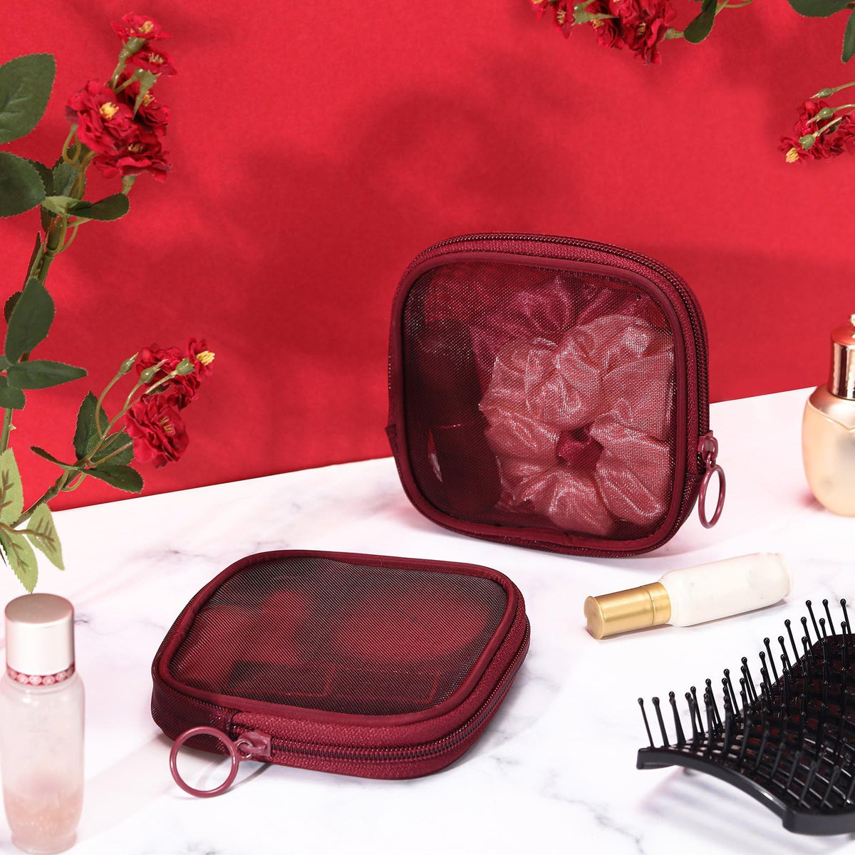 Trousse de maquillage Weewooday en maille rouge vin à côté d'autres accessoires
