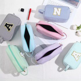 Trousse de maquillage YOOLIFE initiale bleue J ouverte avec cosmétiques